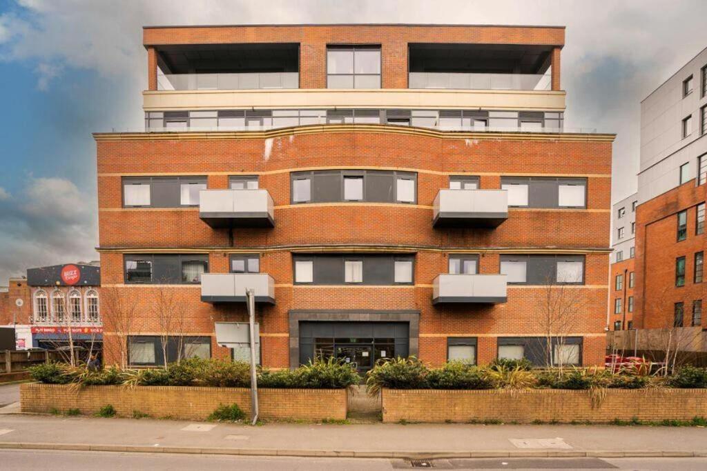 Easystay Bath Road Slough Exterior photo